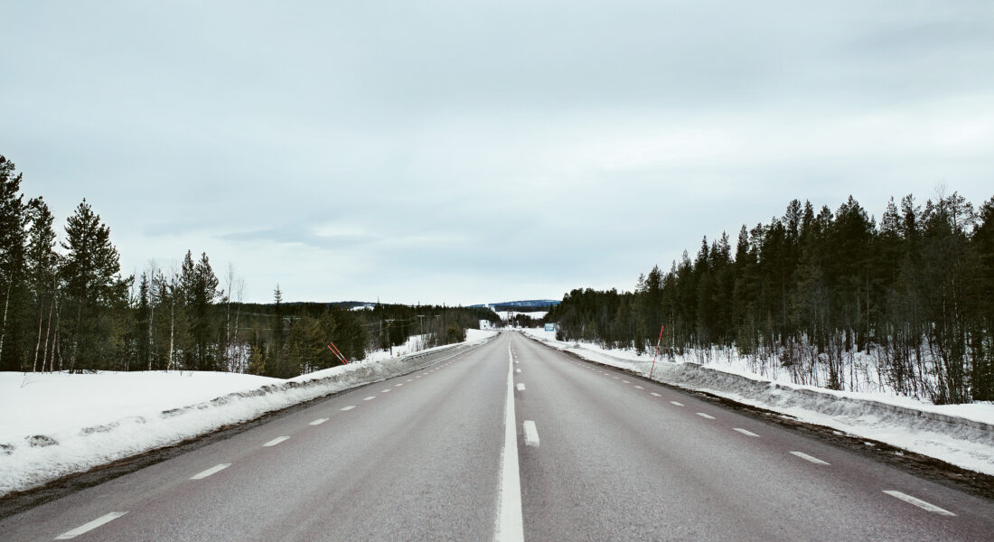 Bilväg som sträcker sig långt framåt