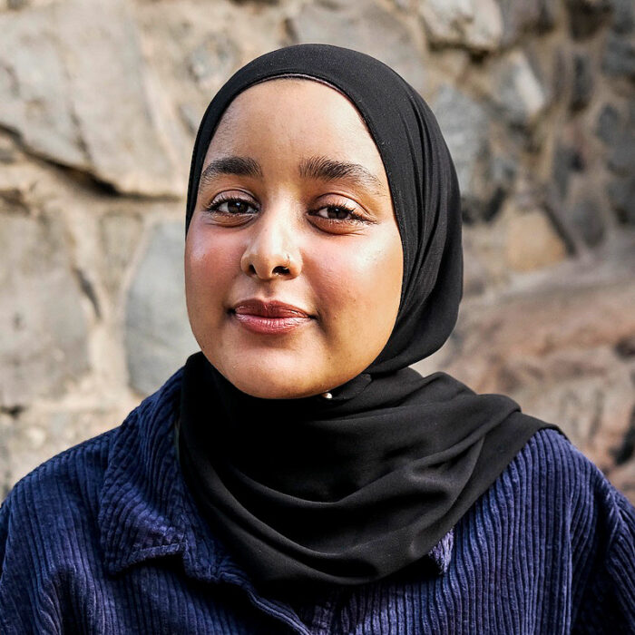 Porträtt av Ayaat Abdelaziz, aktivist som kämpar för intersektionalitet i feminismen och antirasism i politiken.